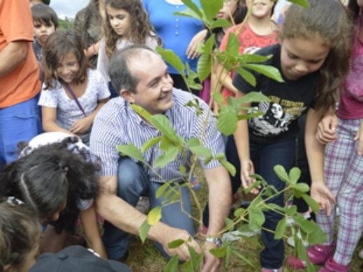 Programa Uma Criança, Uma Árvore chega a marca de 2500 mudas plantadas
