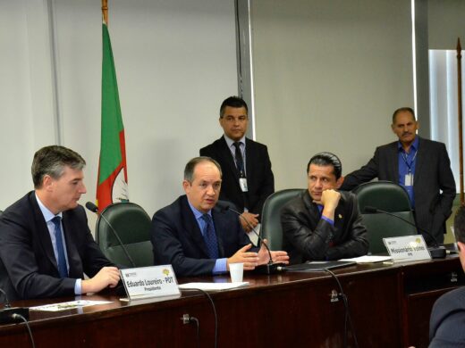 Deputados e prefeitos aplaudem programas