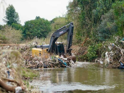Prefeitura intensifica limpeza na encosta do Rio Passo Fundo e reforça ações para conter resíduos após as enchentes