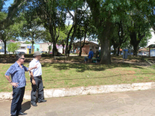 Secretário e vereador conferem melhorias na Praça da Vera Cruz