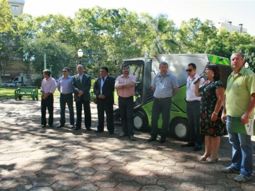 Secretaria de transportes e serviços gerais apresenta máquina de limpeza