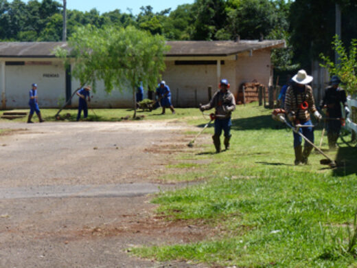 Governo Municipal faz limpeza no Complexo da Roselândia para Festa Campeira