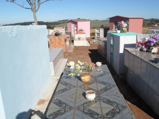 Prefeitura mantém equipe de limpeza para os cemitérios