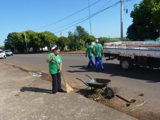 Trabalho de limpeza nas ruas da cidade é reforçado