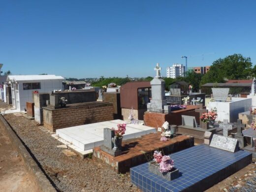 Prefeitura segue com cronograma de limpeza nos cemitérios da cidade