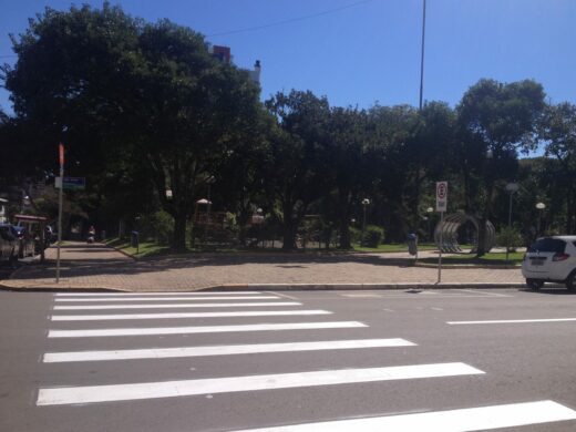 Prefeitura segue com serviços de pintura de sinalização nas ruas de Passo Fundo