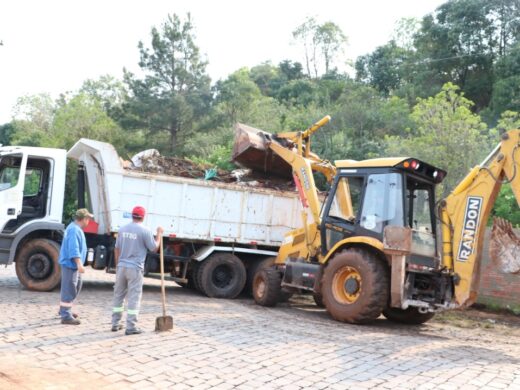 Prefeitura realiza limpeza em rua lateral do Bourbon e já fez a remoção de 11 toneladas de resíduos