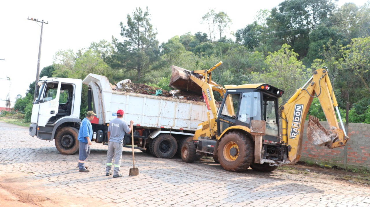 Prefeitura realiza limpeza em rua lateral do Bourbon e já fez a remoção de 11 toneladas de resíduos