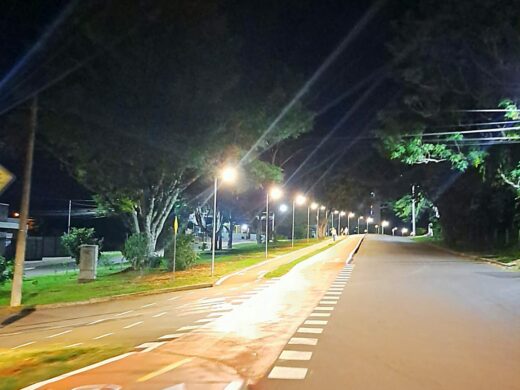 Prefeitura conclui nova iluminação e pintura da ciclovia da Avenida Rui Barbosa