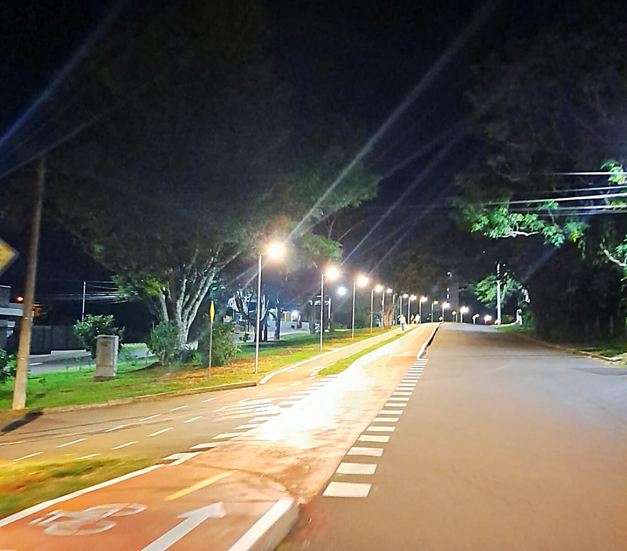 Prefeitura conclui nova iluminação e pintura da ciclovia da Avenida Rui Barbosa