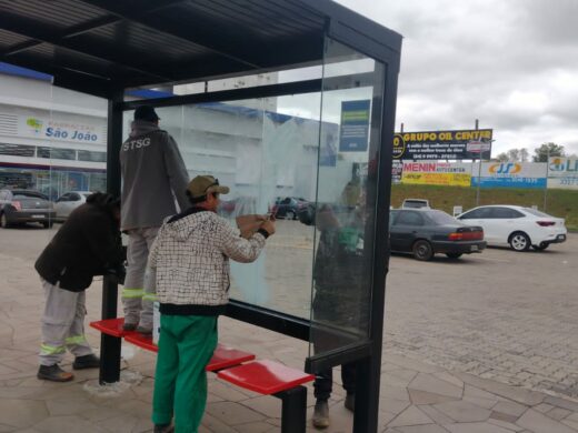 Prefeitura realiza limpeza dos abrigos de ônibus