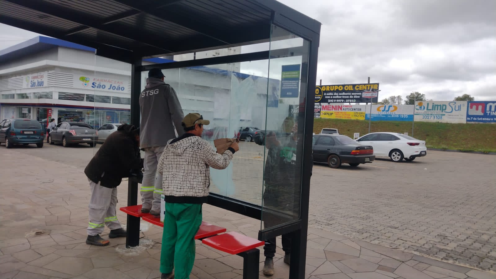 Prefeitura realiza limpeza dos abrigos de ônibus