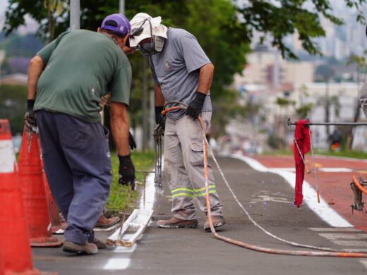 Prefeitura revitaliza ciclovia na Avenida Brasil