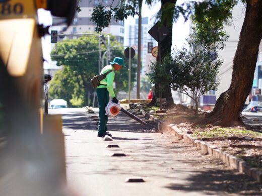 Prefeitura realiza limpeza em diversos bairros nesta semana