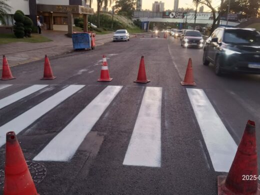 Prefeitura executa serviço de pintura de sinalização na Avenida Brasil