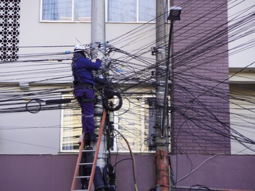 Poste Limpo: Prefeitura e empresas seguem ações para retirada de fios na cidade