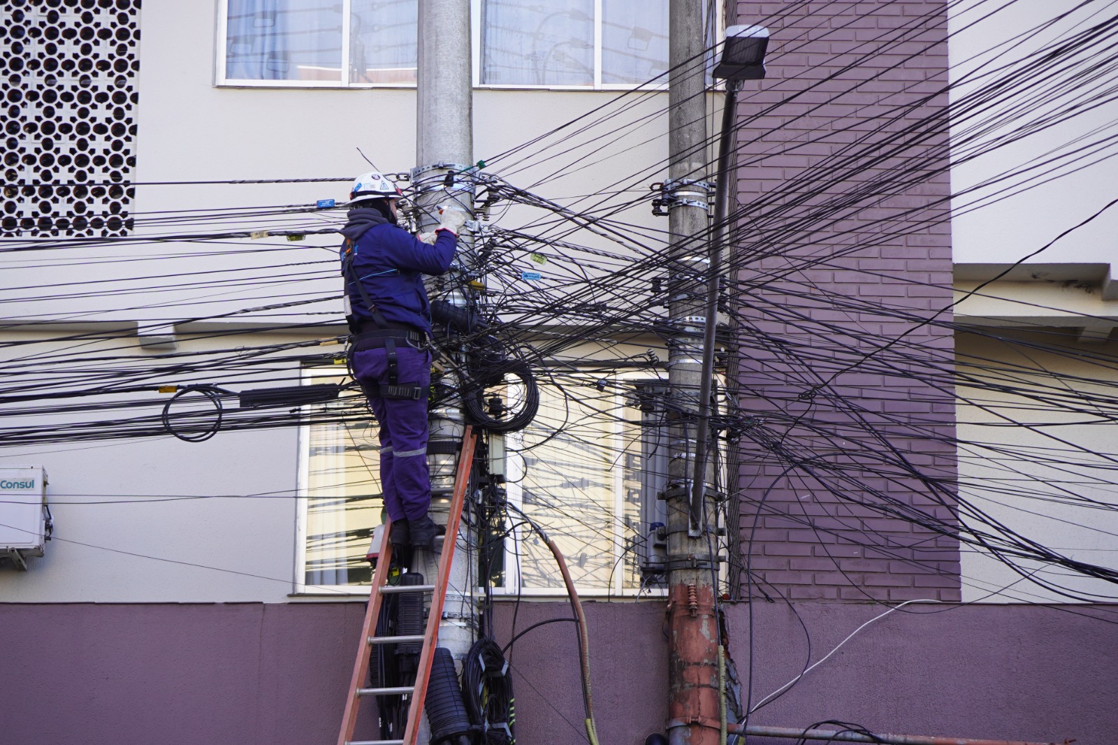Poste Limpo: Prefeitura e empresas seguem ações para retirada de fios na cidade