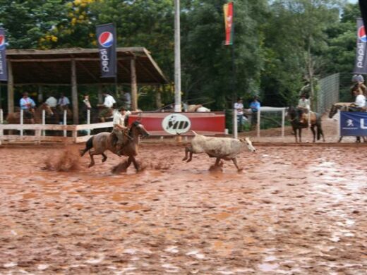 Competidores iniciaram a disputa pelo grande prêmio do rodeio