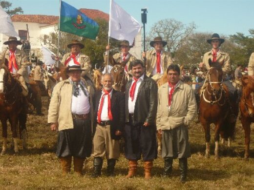 Semana Farroupilha:Executivo presente na entrega da chama crioula