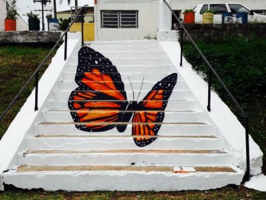 Arte urbana da escadaria do Espaço Cultural Roseli