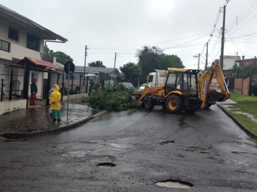 Equipes da prefeitura seguem monitorando o volume de chuva