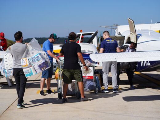 Do aeroporto de Passo Fundo, são enviados mantimentos a municípios atingidos pelas chuvas