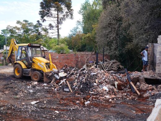 Prefeitura realiza limpeza em locais de incêndio no bairro São José