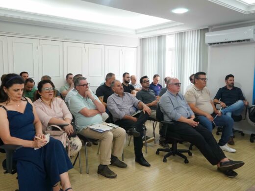 Prefeitos da região Norte participam de assembleia da Ampla na Secretaria de Desenvolvimento Econômico de Passo Fundo