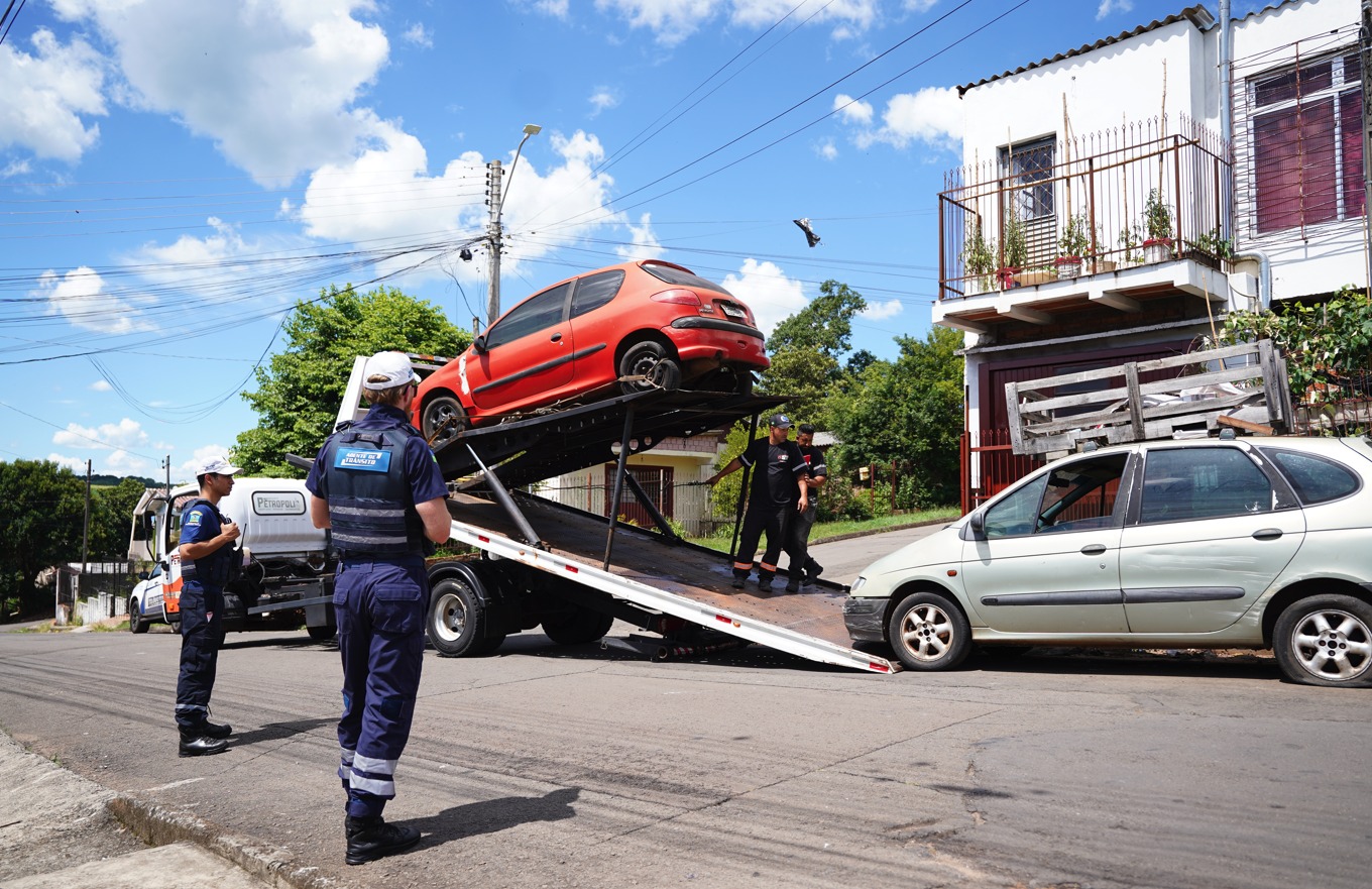 Prefeitura retoma operação de recolhimento de veículos abandonados nas ruas de Passo Fundo