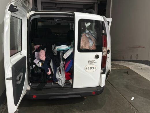Prefeitura destina roupas apreendidas em fiscalização a casas de acolhimento
