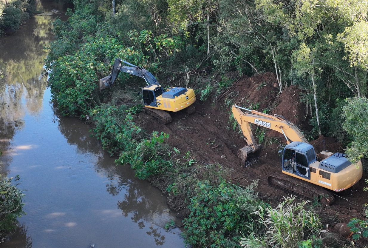 Prefeitura intensifica ações preventivas de limpeza e desassoreamento em rios, córregos e sangas