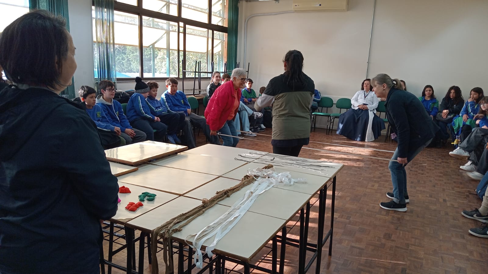 Escola Pública de Gerações promove encontro entre crianças e idosos com atividades culturais e brincadeiras tradicionais