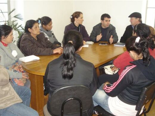 Prefeitura retira famílias de área de risco