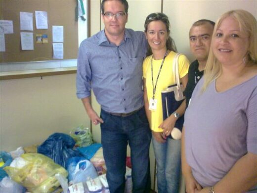 Doux doa 350 kg de alimentos à Semcas