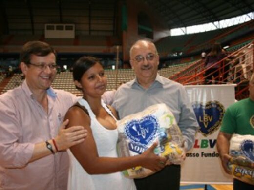 Prefeito participa da entrega de cestas da LBV