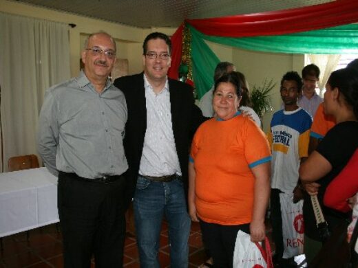 Semcas entrega mil e quinhentas peças de roupas