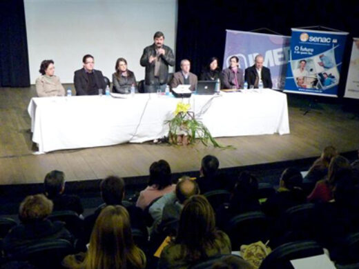 Quem Cuida dos Cuidadores de Crianças e Adolescentes?