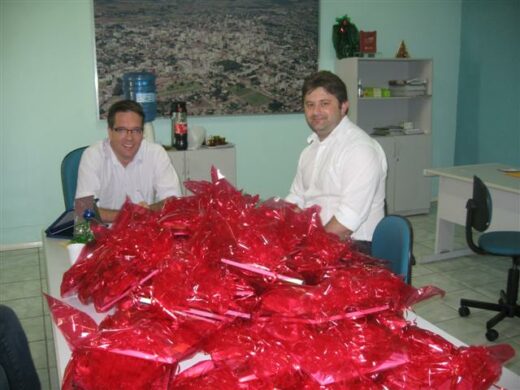 Semcas recebe 40 kits escolares para crianças carentes