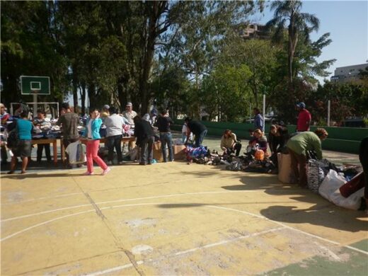 Varal da Solidariedade entrega mais de 5 mil peças de roupas