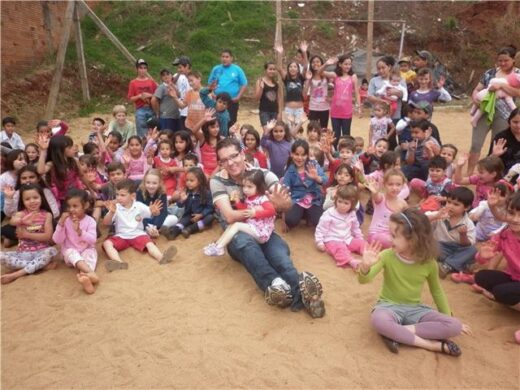 Semcas entrega brinquedos pelo Dia das Crianças