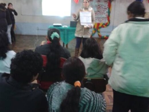 Orientações sobre benefícios sociais são prestadas em encontro no CRAS 03