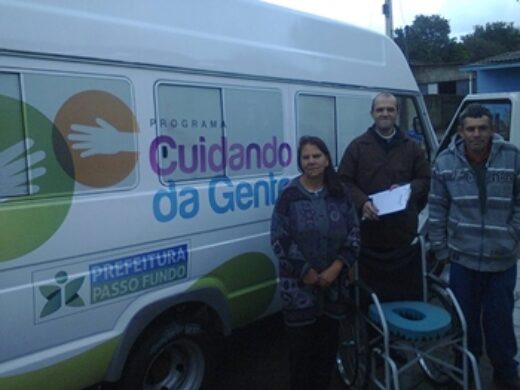 Equipe do Programa Cuidando da Gente realiza doação