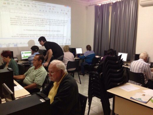 Terceira Idade Digital: Prefeitura aproxima idosos de parentes distantes