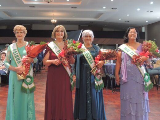 20ª do Baile da Rainha reúne centenas de idosos