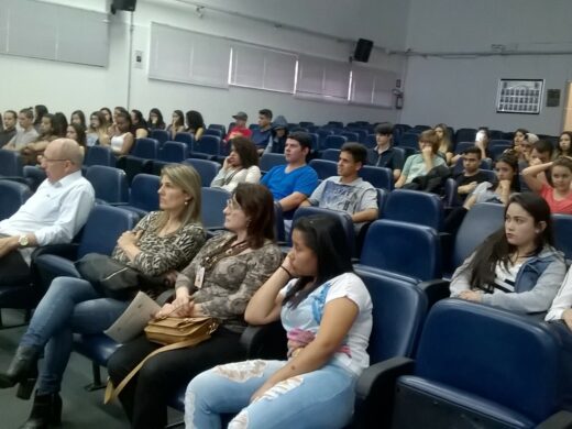 Jovens aprendizes participam de palestra