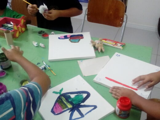 Crianças presenteiam voluntários com pinturas