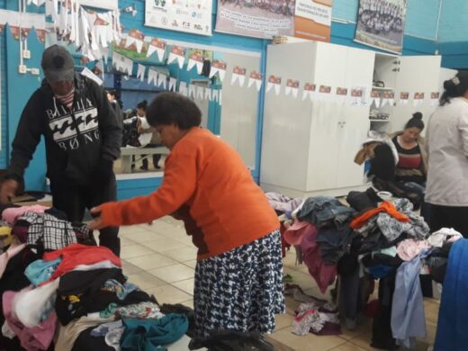 Prefeitura entrega cerca de 3 mil peças de roupas