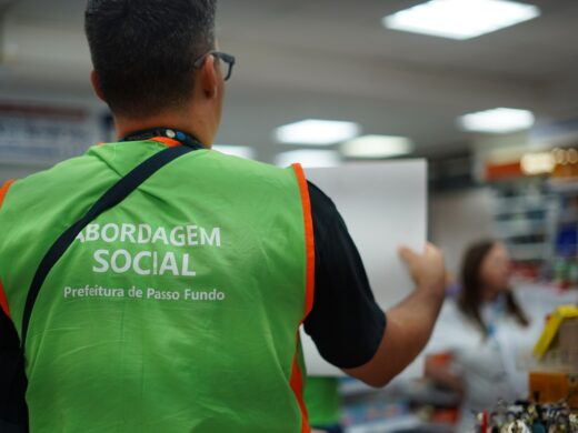 Prefeitura leva orientações sobre população em situação de rua ao comércio em ação do programa Rumo Certo