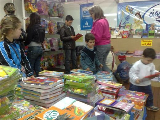 Primeira tarde da Feira do Livro já reúne centenas de leitores