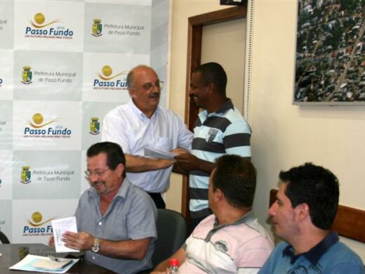 Prefeitura repassa subsidio às escolas de samba